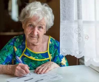seniorka vyplňuje formulář