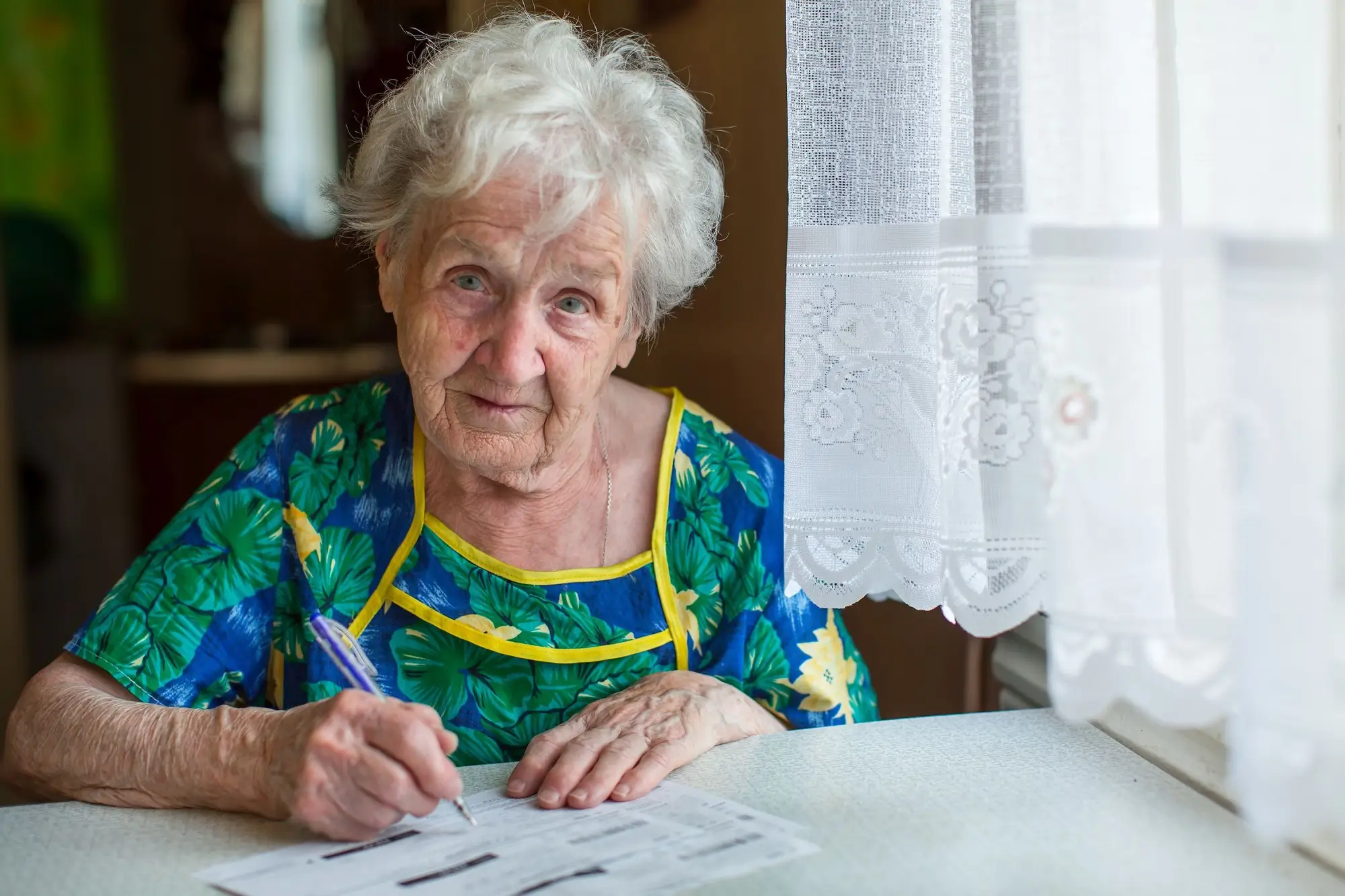 seniorka vyplňuje formulář