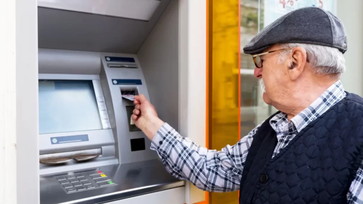 Senior u bankomatu