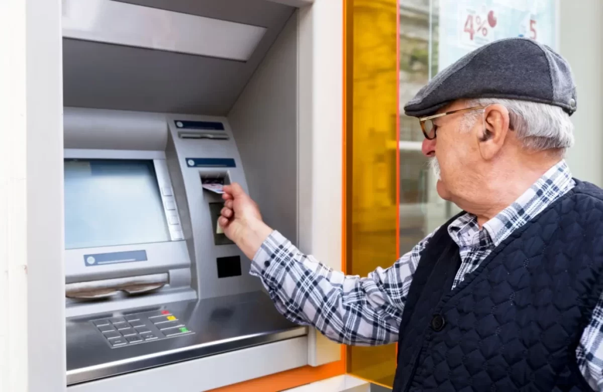Senior u bankomatu