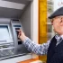 Senior u bankomatu