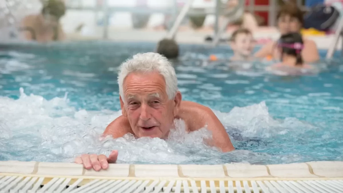 Senior v bazénu