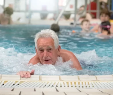 Senior v bazénu