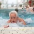 Senior v bazénu