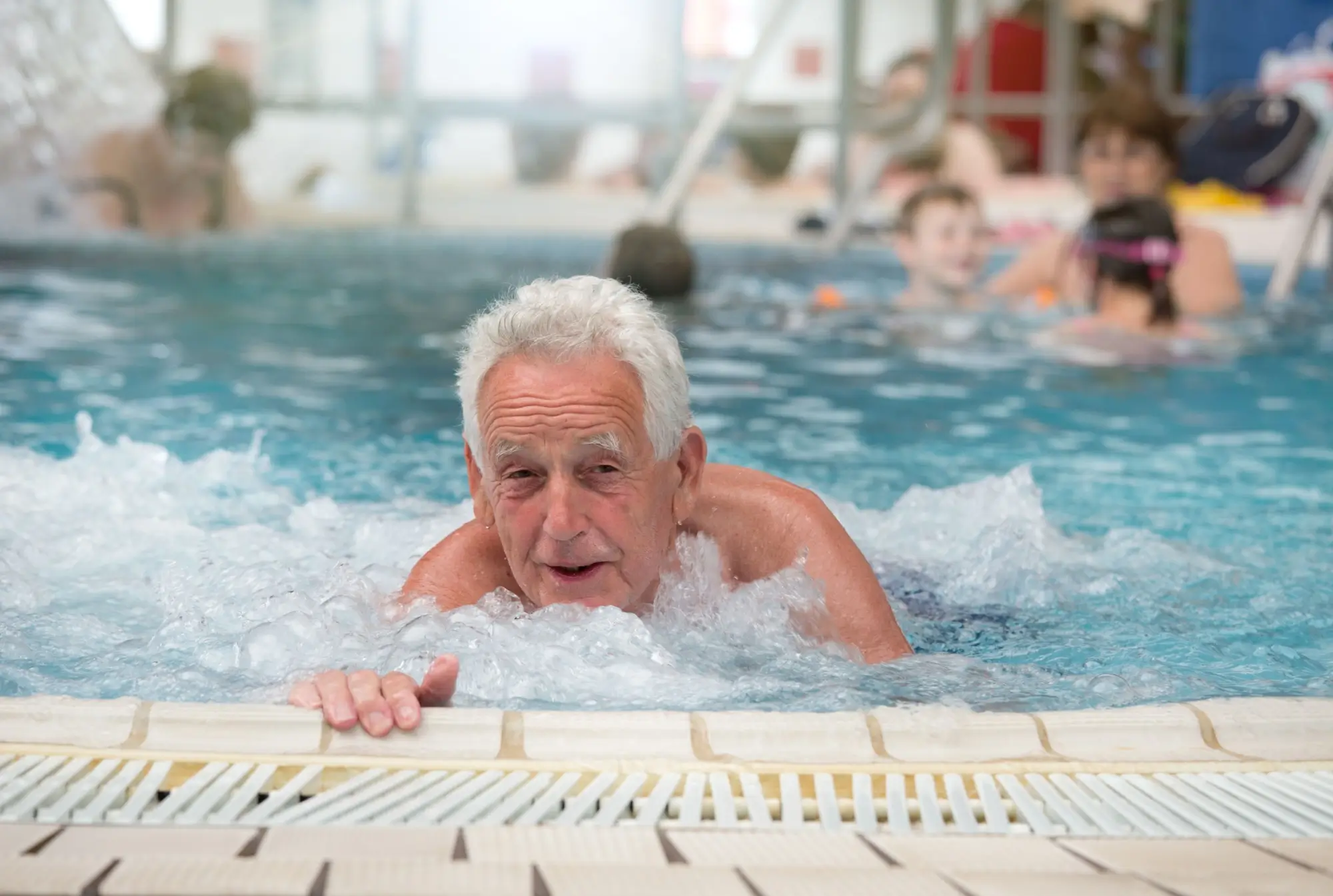 Senior v bazénu