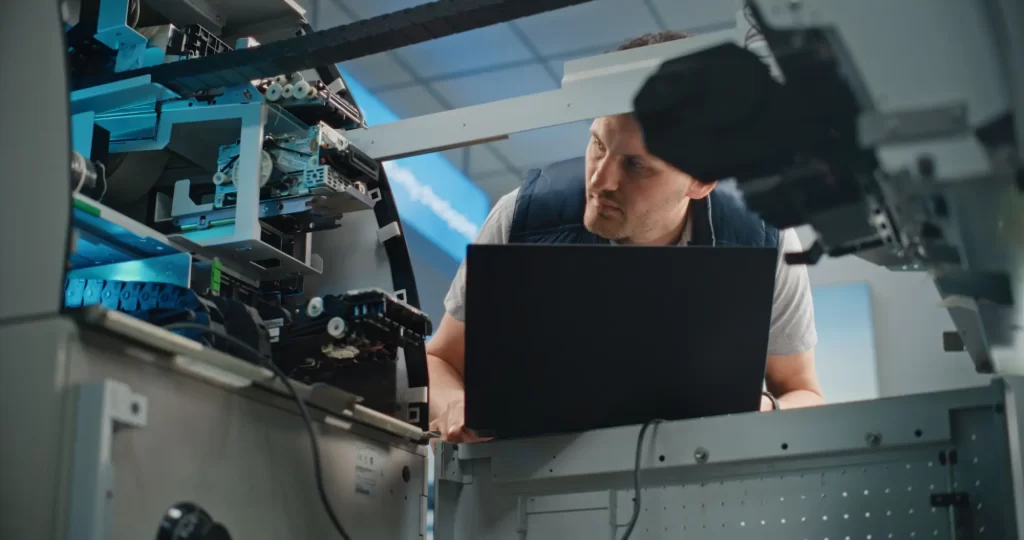 technik opravuje bankomat