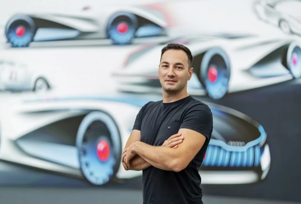 Škoda Storyboard - Techsvět Autor návrhu nového Favorita s původní skicou.
