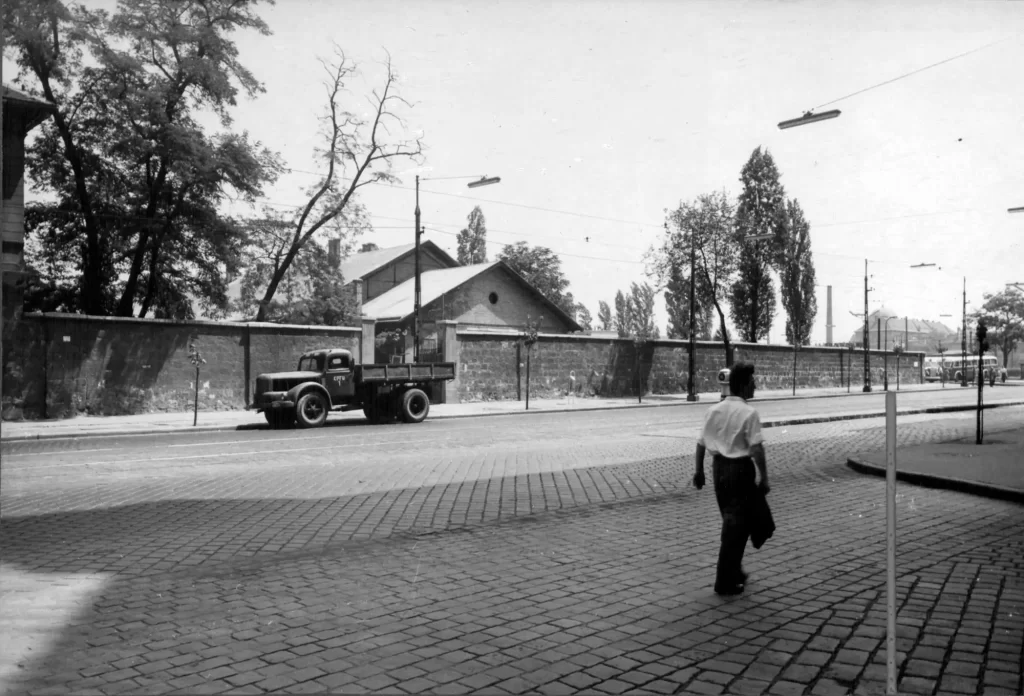Üllői_út_a_Mihálkovics_utcától_a_Nagyvárad_tér_felé_nézve_1961_Budapest_-_Fortepan_102537 - Techsvět škoda 706 r