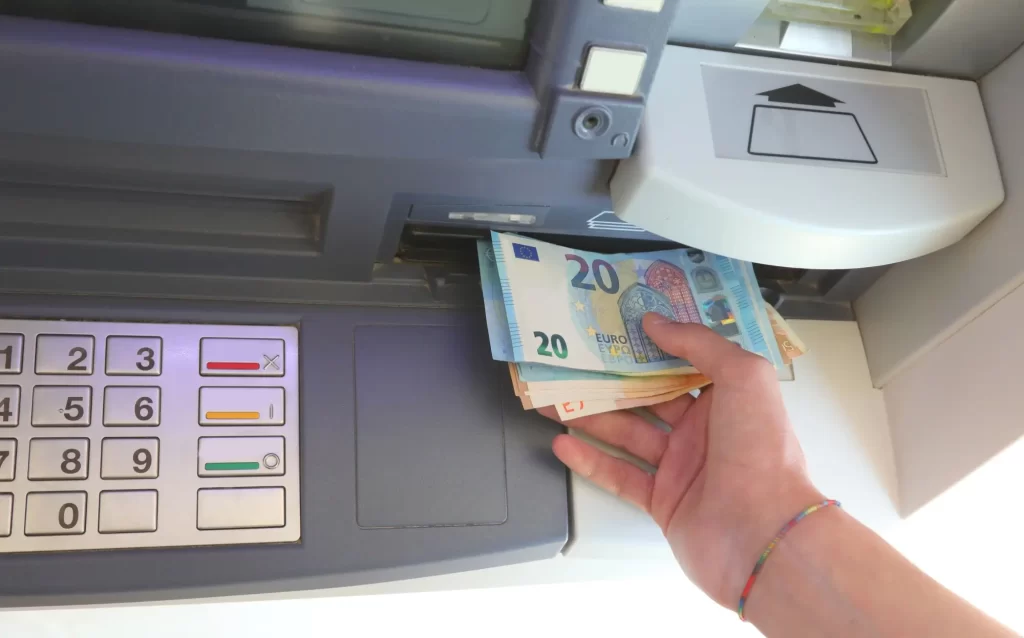 atm2 - Techsvět Detailní záběr na výběr hotovosti v eurech z bankomatu.