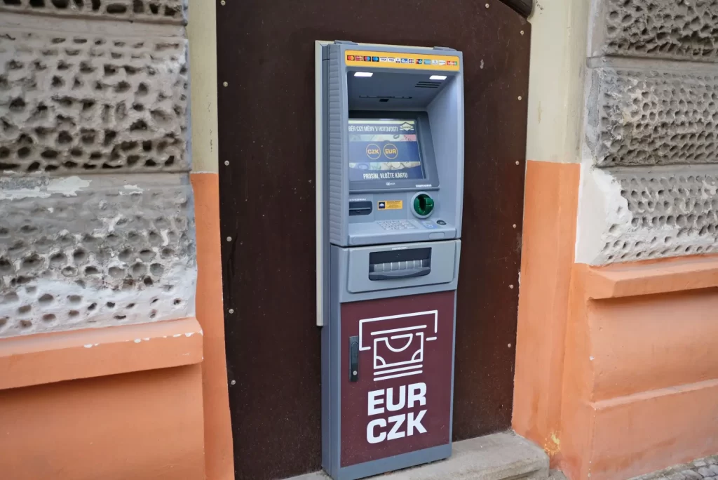 atm3 - Techsvět Volně přístupný bankomat umístěný ve zdi historické budovy, na jehož spodní části je výrazně označeno „EUR CZK“