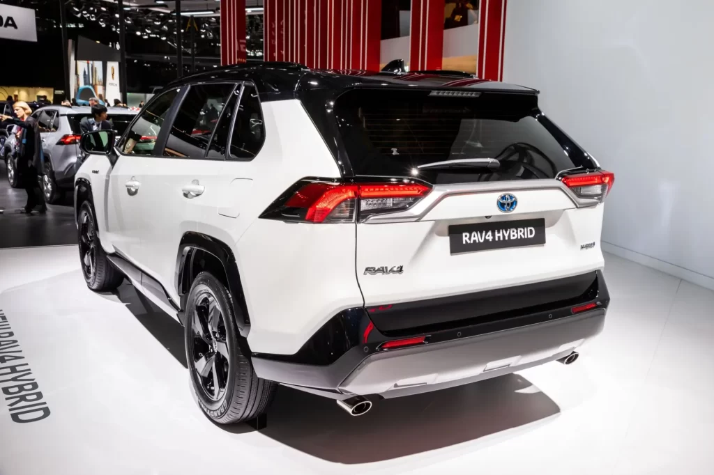 auto2 - Techsvět Detail zadní části bílé Toyoty RAV4 Hybrid vystavené na autosalonu.