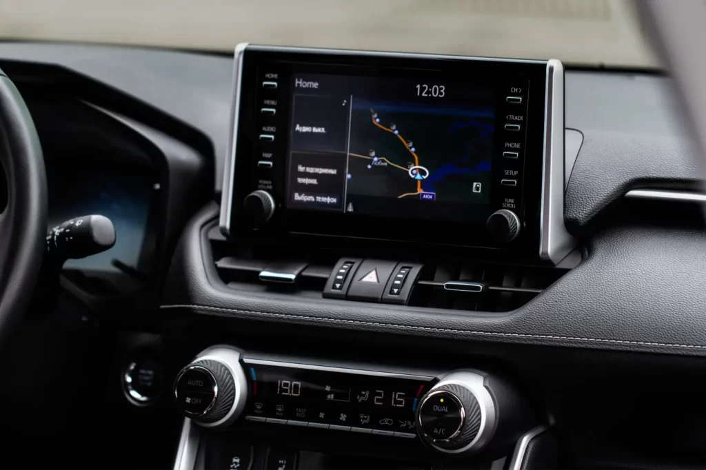 auto3 - Techsvět Detail středové části palubní desky Toyoty RAV4, konkrétně informačního a ovládacího systému.