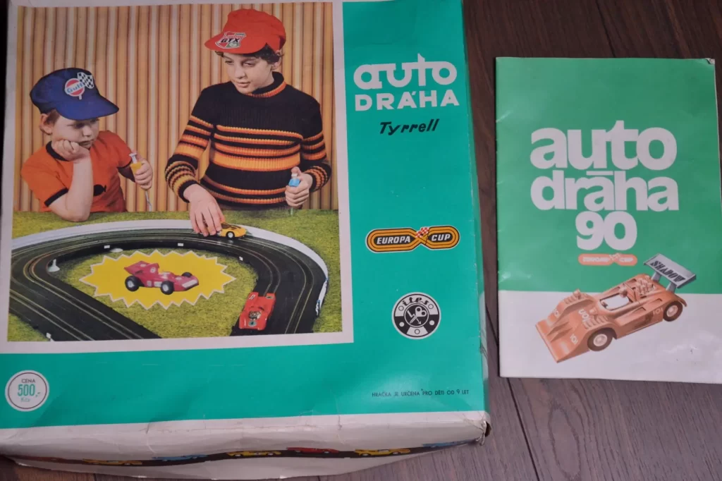 autodráha2 - Techsvět Původní krabice československé autodráhy značky ITES s názvem Tyrrell.