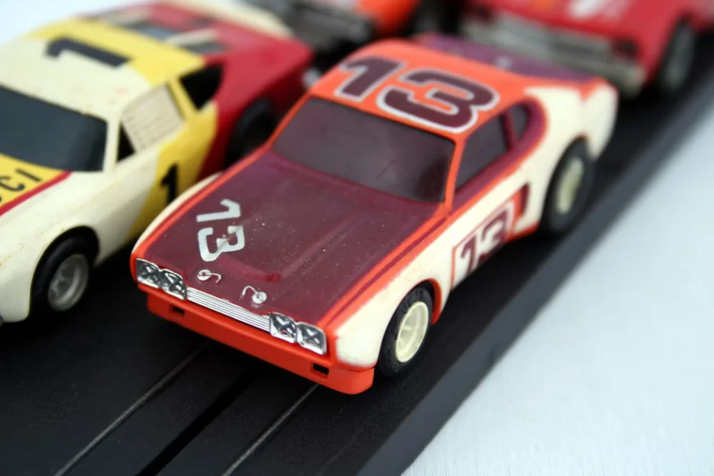 autodráha3 - Techsvět Tři starší modelová autíčka na autodráze.