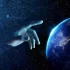 Vesmírná scéna ukazuje ruku, která se natahuje směrem k planetě Zemi, jako by ji právě dotvářela nebo uváděla do pohybu.