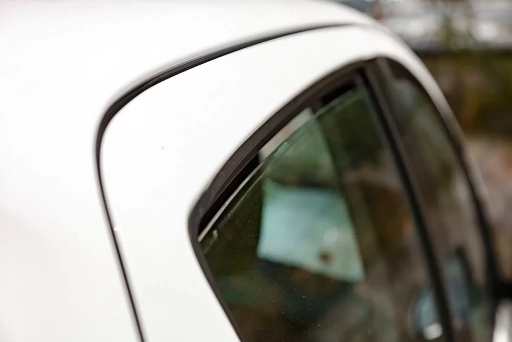 car2 - Techsvět Boční okénko bílého automobilu, které je mírně pootevřené.