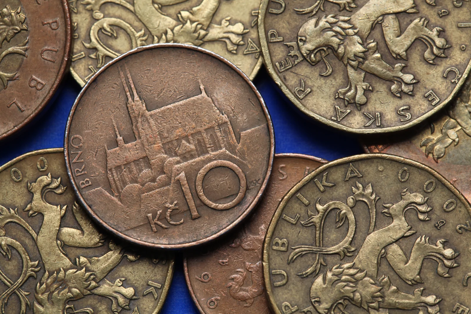 Do oběhu se dostaly desetikoruny, které připomínají euro. Mají cenu 3000 Kč a poznáte je na první pohled