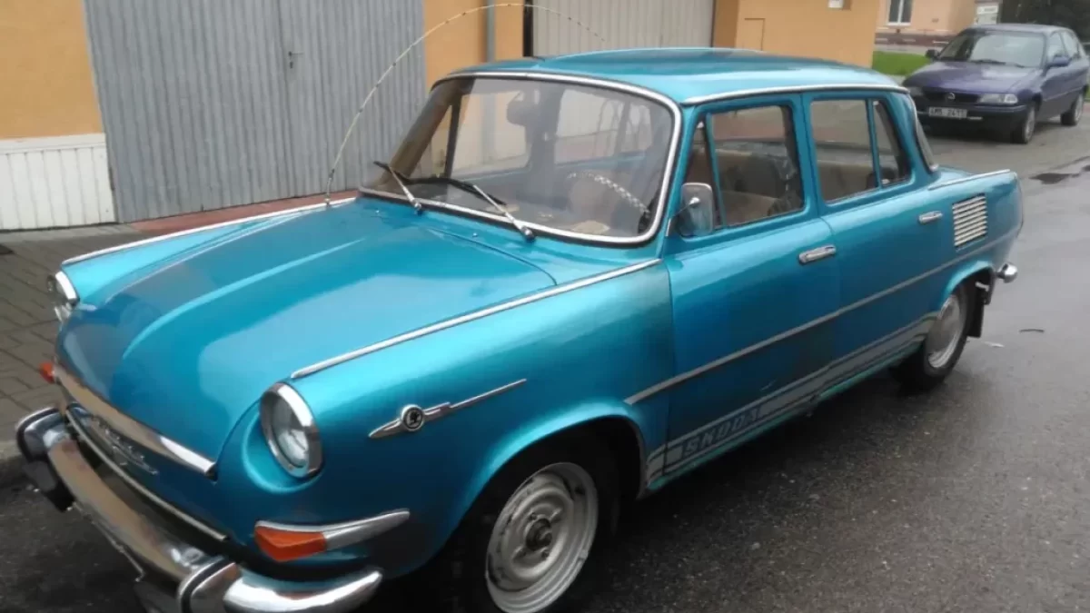 Tyrkysová Škoda 1 000 MB