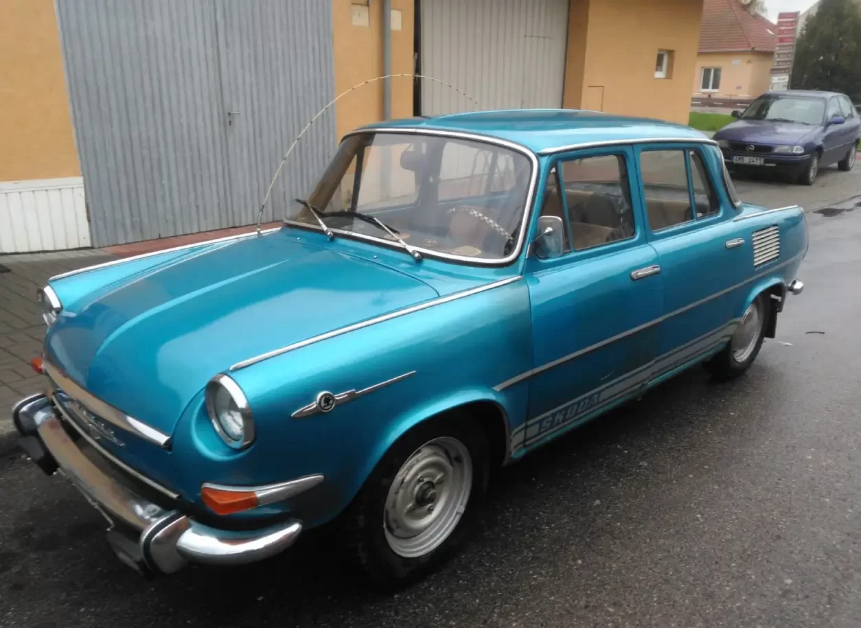 Tyrkysová Škoda 1 000 MB