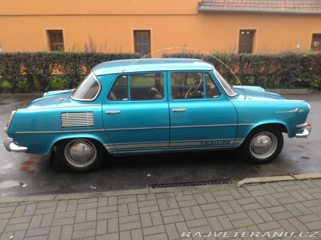 Tyrkysová Škoda 1 000 MB