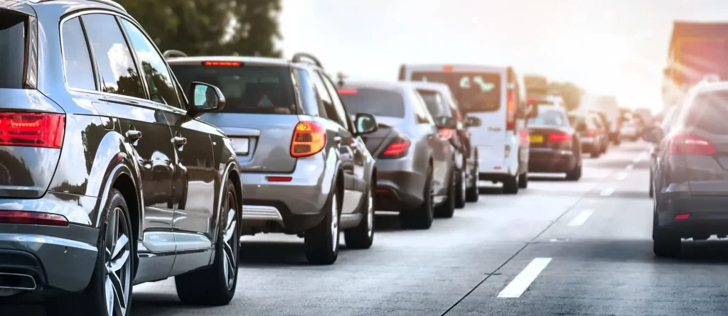 fuel3 - Techsvět Kolona aut na dálnici za slunečného dne, vozidla seřazená v pomalu se sunoucím pruhu.