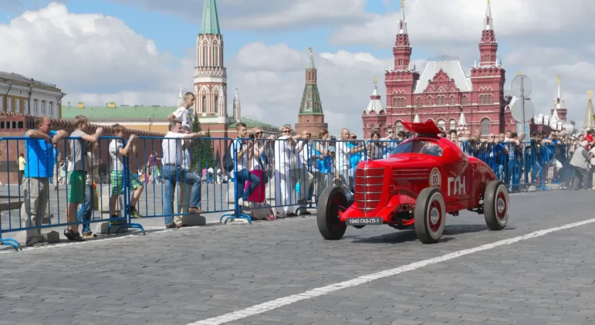 GAZ GL-1 projíždí Moskvou, v pozadí Kreml