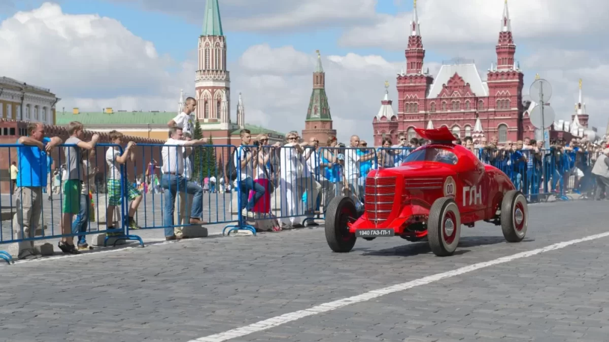 GAZ GL-1 projíždí Moskvou, v pozadí Kreml