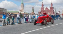 GAZ GL-1 projíždí Moskvou, v pozadí Kreml