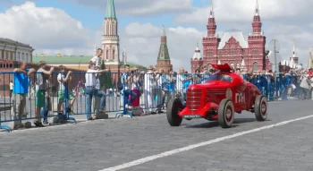 GAZ GL-1 projíždí Moskvou, v pozadí Kreml