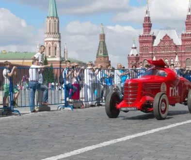 GAZ GL-1 projíždí Moskvou, v pozadí Kreml