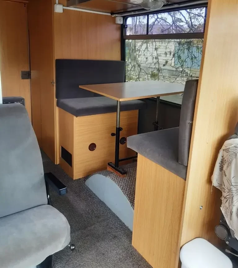 home-bus-Karosa-734-20-ML-637---1740637419692316659_big--25022708085292580700 - Techsvět Interiér obytného vozu Karosa