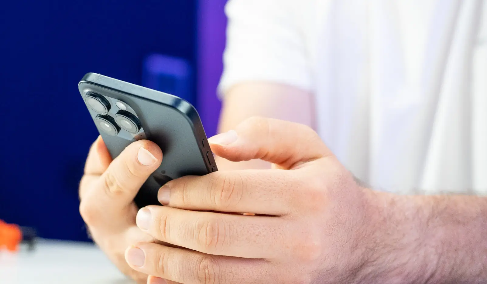 Tuhle oficiální aktualizaci na iPhonech ani Androidech nespouštějte. Z vašeho mobilu udělá bezcenné těžítko
