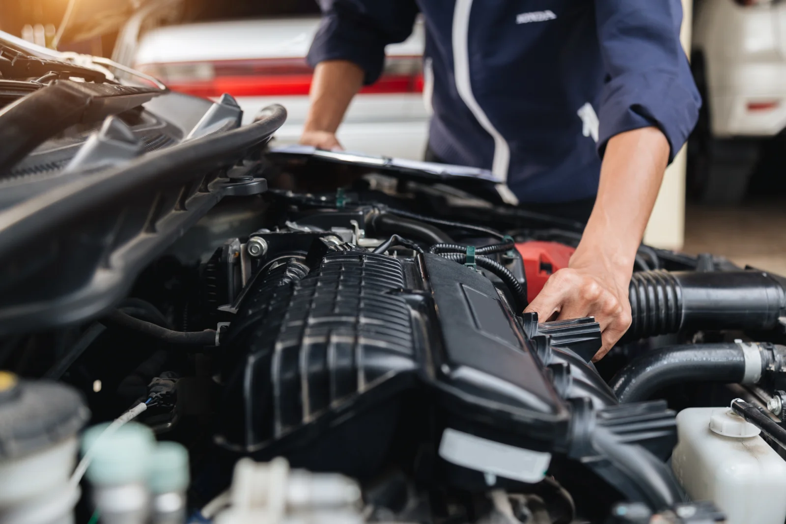Technik kontroluje motor vozidla - Techsvět Technik kontroluje motor vozidla