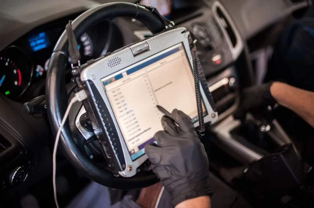 kontrolka3 - Techsvět Automechanik provádí diagnostiku vozu pomocí profesionálního zařízení připojeného k palubní desce.