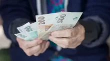 Peníze v ruce seniora