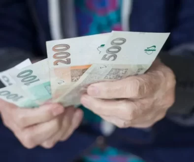 Peníze v ruce seniora