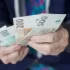 Peníze v ruce seniora