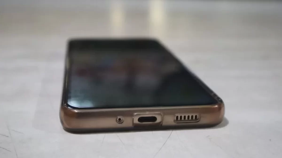 Detail na mobilní telefon z jeho spodní části
