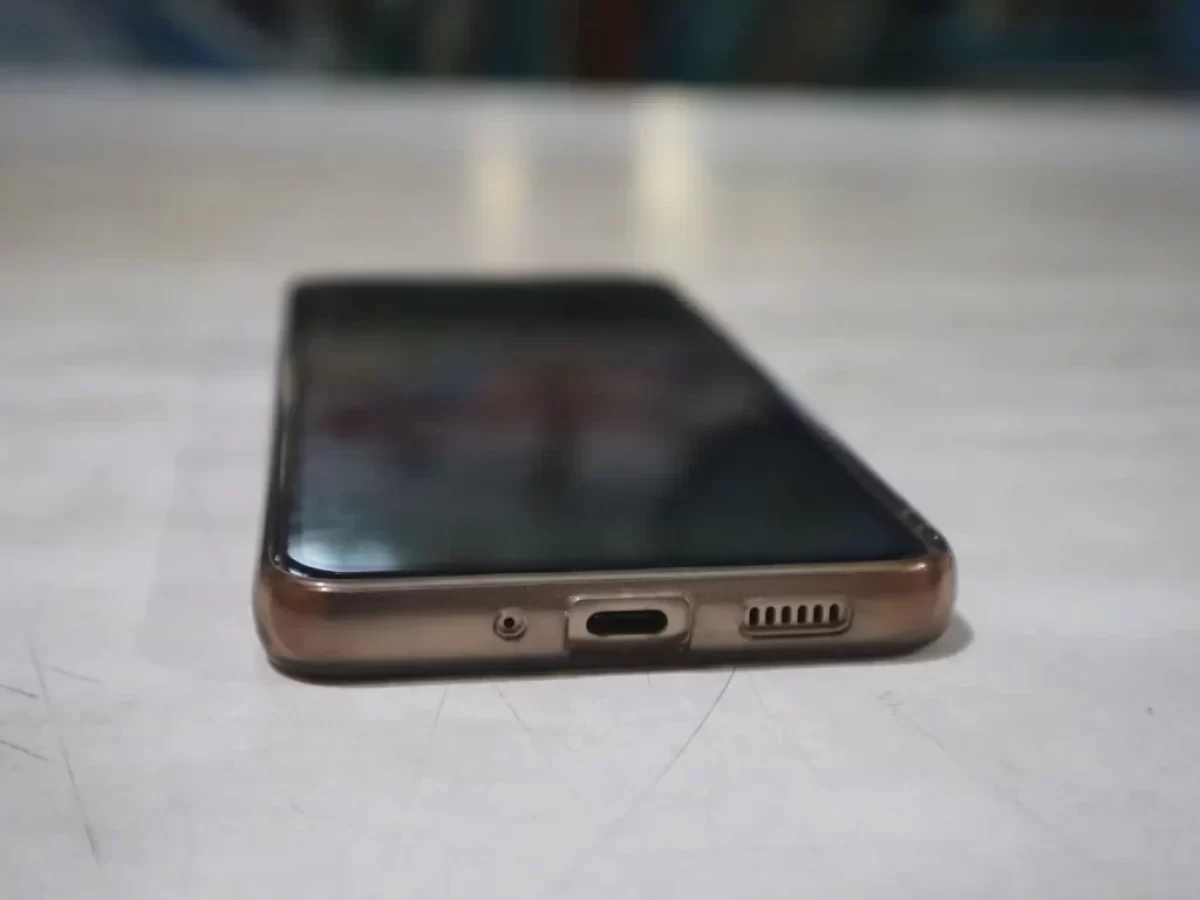 Detail na mobilní telefon z jeho spodní části