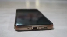 Detail na mobilní telefon z jeho spodní části