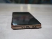 Detail na mobilní telefon z jeho spodní části