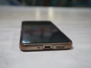Detail na mobilní telefon z jeho spodní části