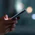 Detail rukou držících chytrý telefon.