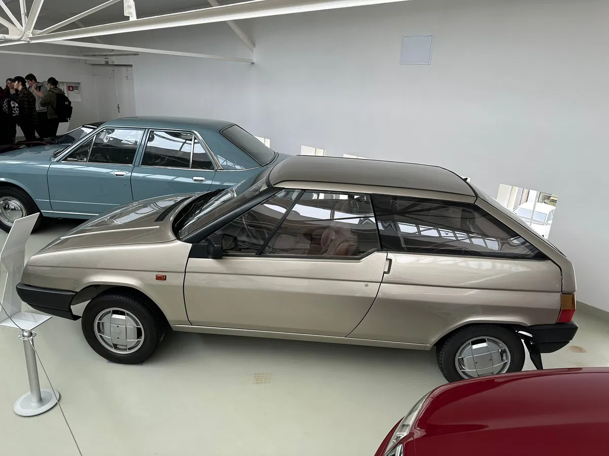 Touto podřadnou škodovkou za totáče jezdil milion Čechů. Luxusní verze pro boháče strčila do kapsy Mercedes i BMW