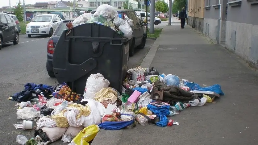 Kdo tohle zapomene před vlastním domem, zaplatí až 50 000 Kč pokuty. Neexistuje Čech, kterému by se to nestalo