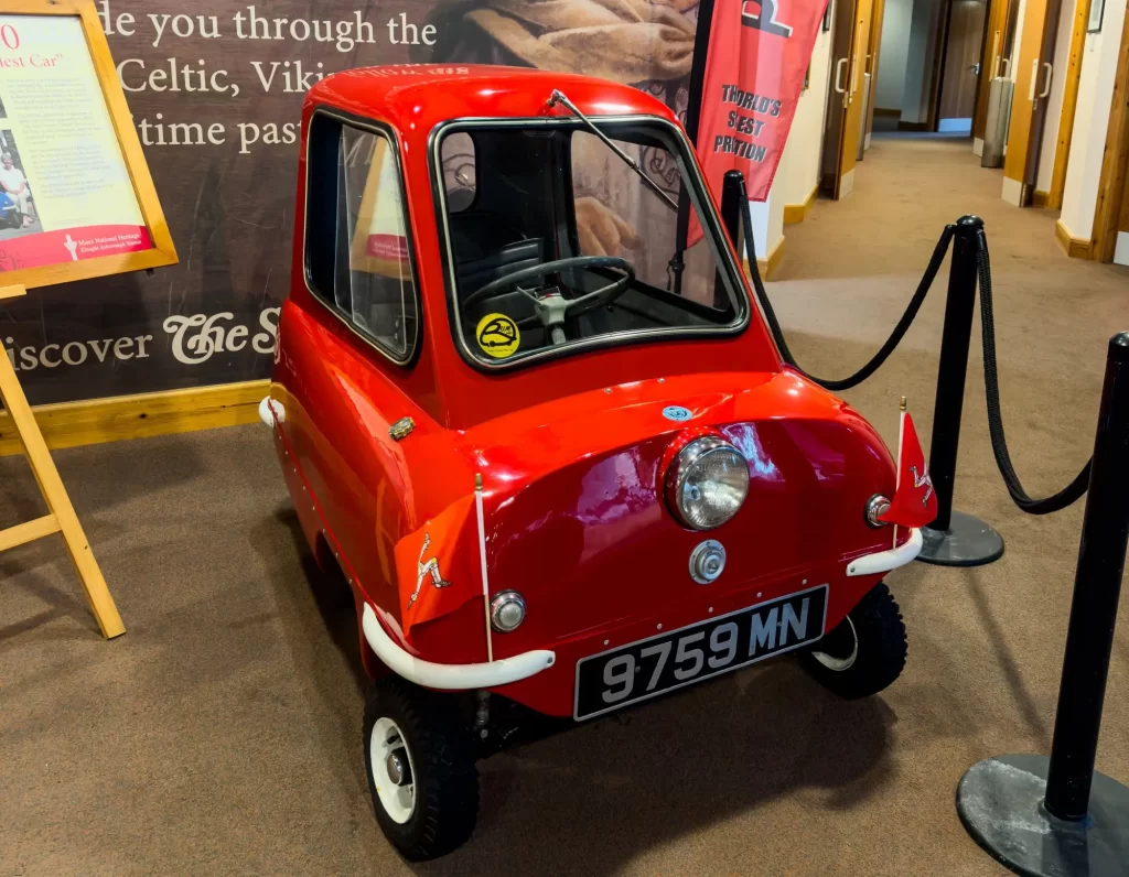 peel3 - Techsvět Peel P50, vystavený v interiéru muzea.