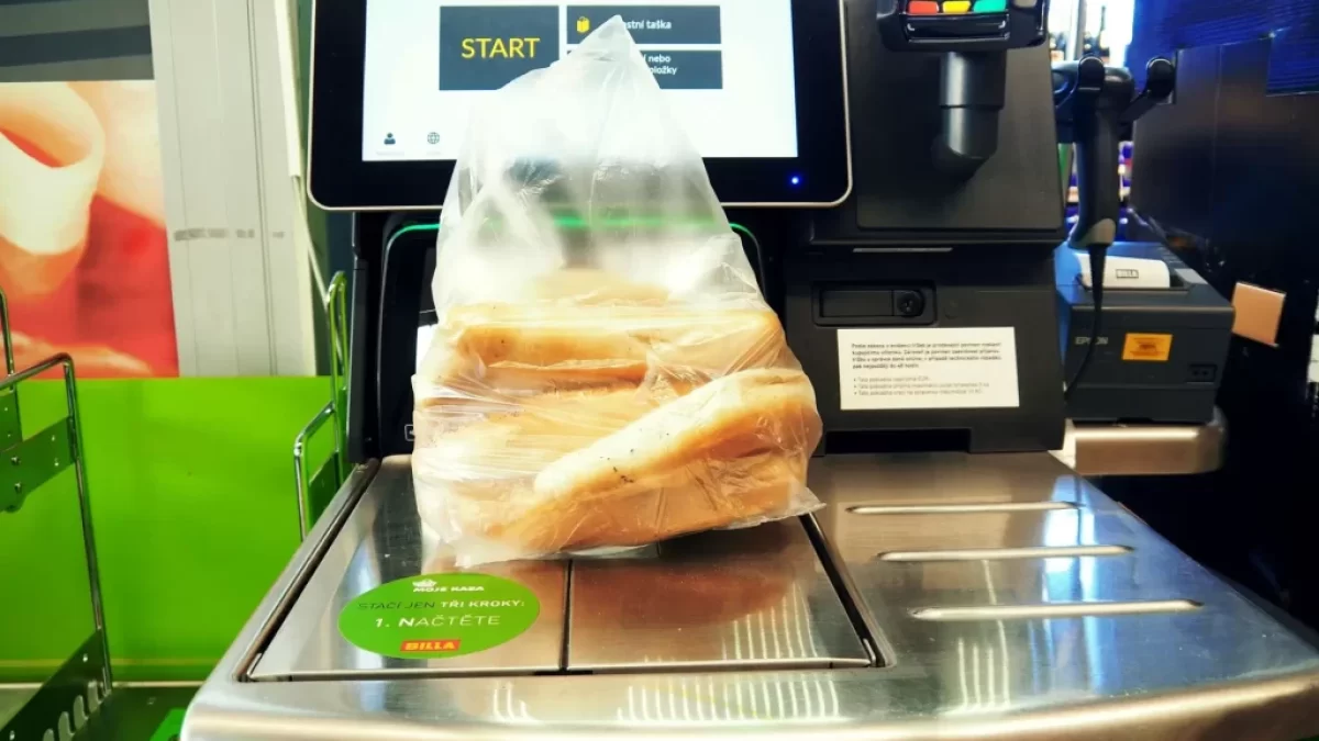 Rohlíky v sáčku položené na samoobslužné púokladně