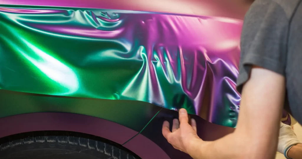 polep2 - Techsvět Detail aplikace barevné fólie na karoserii auta.