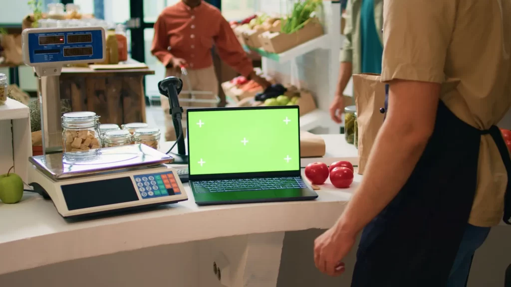 potraviny3 - Techsvět Pokladní pult v obchodě s čerstvými potravinami.