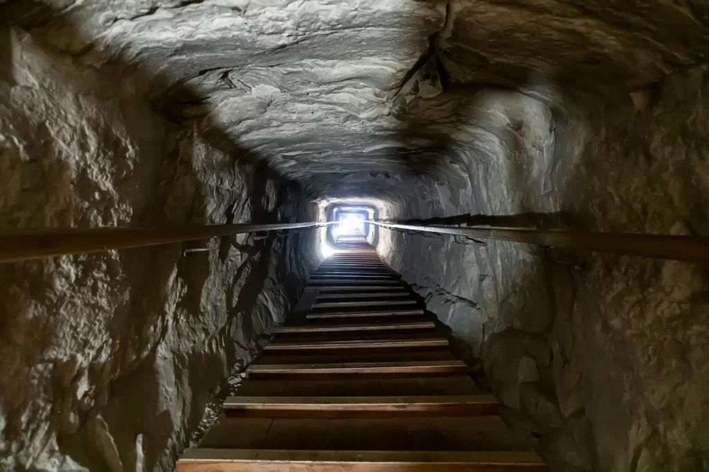 pyramida2 - Techsvět Záběr z útrob pyramidy, konkrétně úzká chodba vytesaná ve skále, vedoucí vzhůru.